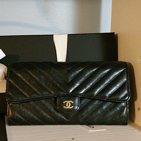 CHANEL Handbags - Chanel Chevron clutch
